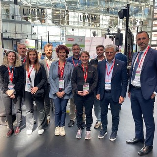 L'assessore Luigi Bertschy (secondo da dx) con i rappresentanti della Struttura regionale e con le start up: Coralie Pellisier e Valerio Falcicchio di RdItaly S.r.l., Pietro Baratella di Bilanciarsi S.r.l., Mariapaola La Caria di Openmind Travel S.r.l. e Sano Musab Hijazi di It’s Prodigy