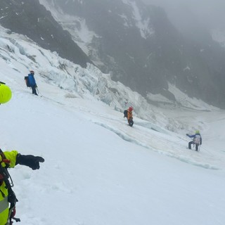 Alpinista caduto in crepaccio vicino al rifugio Gonella al Bianco