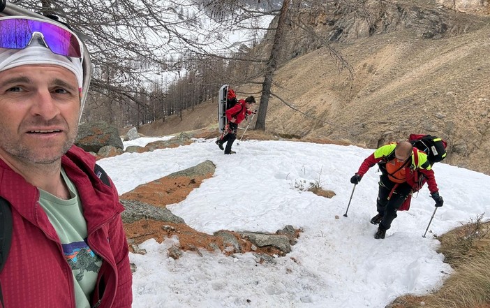 I soccorritori, sci ai piedi, hanno raggiunto rapidamente l'infortunato I soccorritori, sci ai piedi, hanno raggiunto rapidamente l'infortunato