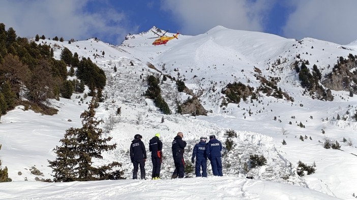 Salvo sciatore coinvolto in valanga a Pila
