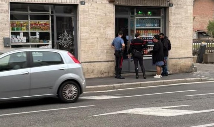Aosta, furto con 'spaccata' in un negozio bangladino Aosta, furto con 'spaccata' in un negozio bangladino