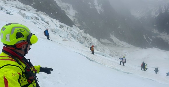 Alpinista caduto in crepaccio vicino al rifugio Gonella al Bianco