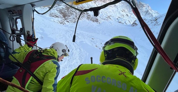 Sospeso il recupero dello scialpinista lombardo caduto in crepaccio mentre soccorreva un ferito Sospeso il recupero dello scialpinista lombardo caduto in crepaccio mentre soccorreva un ferito