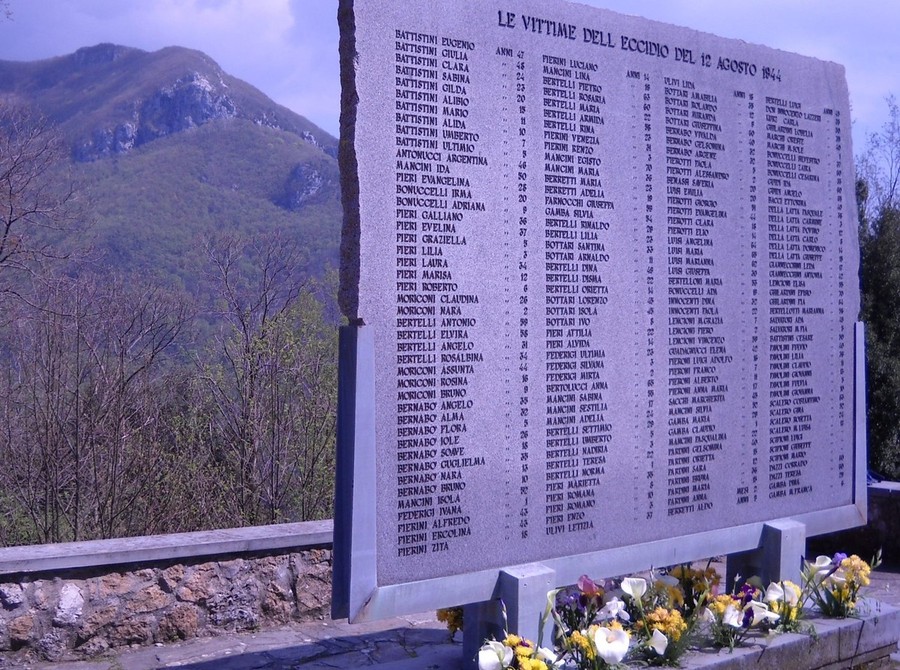 La stele memoriale che ricorda l'eccidio a Sant'Anna di Stazzema La stele memoriale che ricorda l'eccidio a Sant'Anna di Stazzema