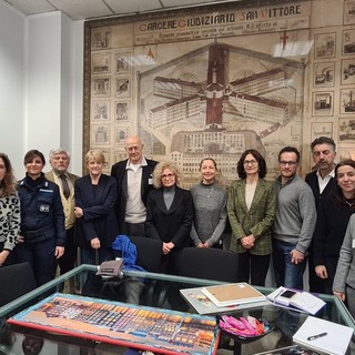 Marco Sorbara (terzo da dx) durante la visita al carcere di San Vittore insieme alla Comandante della Polizia penitenziaria, la direttrice, la responsabile ufficio amministrativo del carcere e una rappresentanza del personale