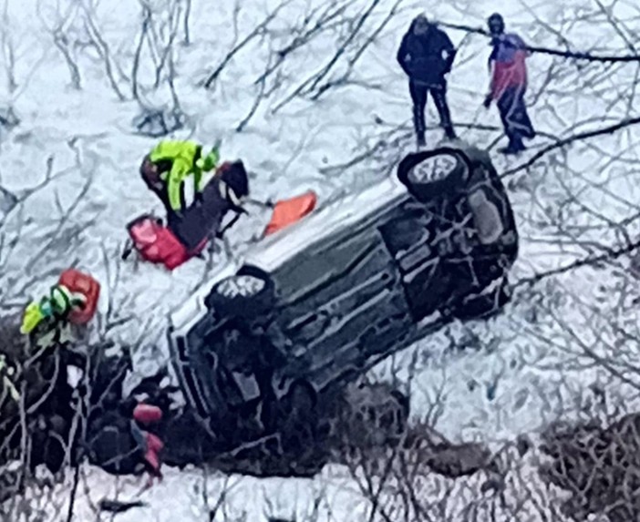 Valtournenche; auto esce di strada e precipita lungo una scarpata, due feriti