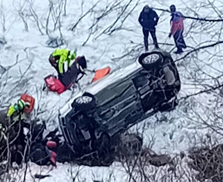 Valtournenche; auto esce di strada e precipita lungo una scarpata, due feriti