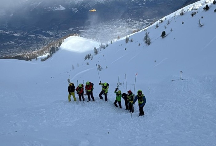 I soccorritori al lavoro con le sonde