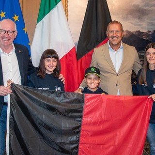 Il Presidente della Giunta, Renzo Testolin (a sn) con il presidente del Coni VdA, Jean Dondeynaz insieme ad alcuni giovanissimi atleti