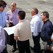 Augusto Rollandin (terzo da sn) nel 2015 insieme a tecnici regionali e delegati di Tesla all'Autoporto di Pollein