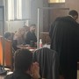 Il fratello di Auriane Laisne depone in aula; vicino a lui l'interprete