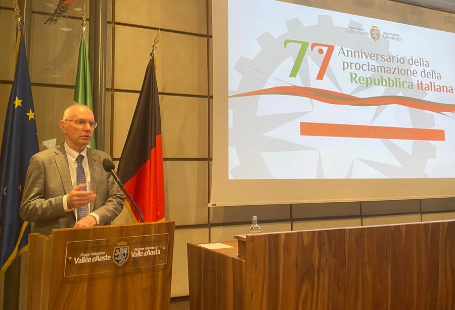 Il Presidente e Prefetto della Regione,  Renzo Testolin