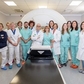 L'equipe di Radioterapia Oncologica davanti alla vecchia tomoterapia (al centro il dottor Munoz)