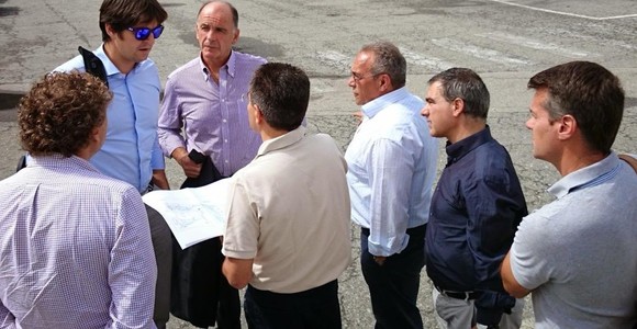 Augusto Rollandin (terzo da sn) nel 2015 insieme a tecnici regionali e delegati di Tesla all'Autoporto di Pollein