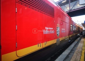 Chivasso, scontro tra camion e treno sulla linea Torino Aosta, due feriti lievi