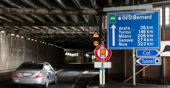 Lavori sul raccordo per il tunnel del G.S.Bernardo, senso unico alternato fino a novembre