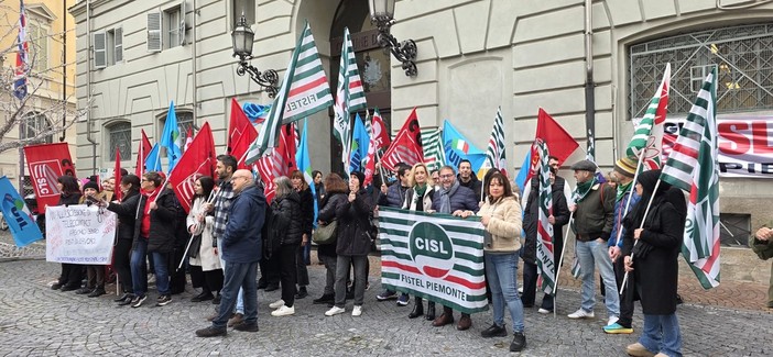 Cessione Telecontact, la protesta dei lavoratori valdostani Cessione Telecontact, la protesta dei lavoratori valdostani