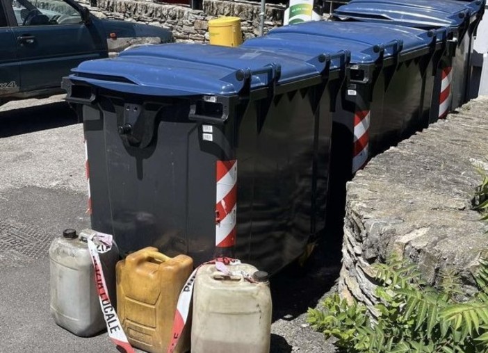 Quart; abbandonano taniche con liquidi vicino ai cassonetti, individuati e multati Quart; abbandonano taniche con liquidi vicino ai cassonetti, individuati e multati