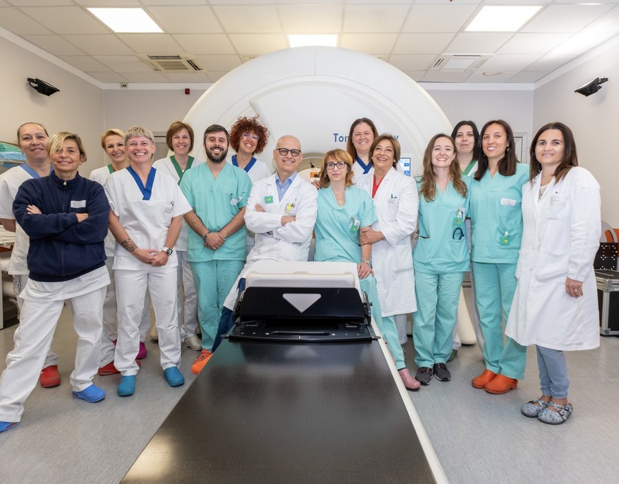 L'equipe di Radioterapia Oncologica davanti alla vecchia tomoterapia (al centro il dottor Munoz)