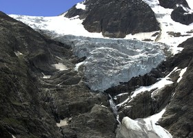 Il ghiacciaio si scioglie e restituisce dopo 34 anni i corpi di due alpinisti Il ghiacciaio si scioglie e restituisce dopo 34 anni i corpi di due alpinisti