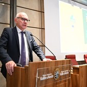 Il Presidente della Giunta, Renzo Testolin (a sn) con il presidente del Coni VdA, Jean Dondeynaz insieme ad alcuni giovanissimi atleti