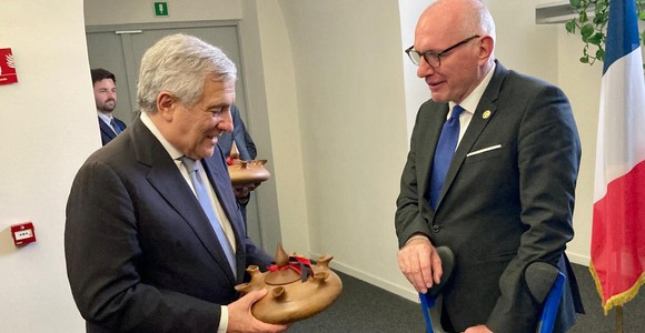 Tajani riceve una Grolla dell'Amicizia da Testolin (foto d'archivio) Tajani riceve una Grolla dell'Amicizia da Testolin (foto d'archivio)