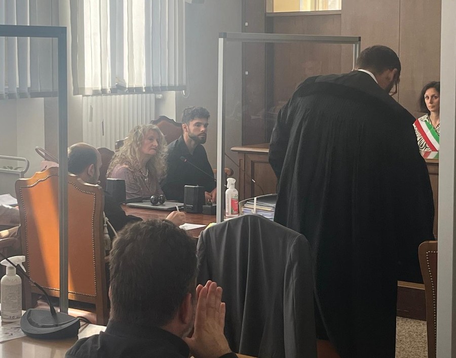 Il fratello di Auriane Laisne depone in aula; vicino a lui l'interprete