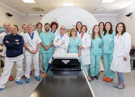 L'equipe di Radioterapia Oncologica davanti alla vecchia tomoterapia (al centro il dottor Munoz) L'equipe di Radioterapia Oncologica davanti alla vecchia tomoterapia (al centro il dottor Munoz)