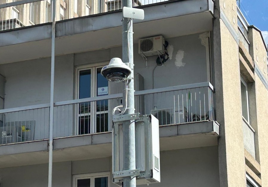 La telecamera a 360° installata in via Torre del Lebbroso ad Aosta