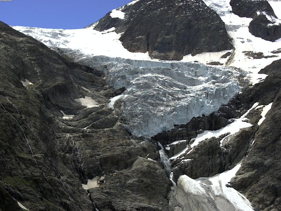 Il ghiacciaio si scioglie e restituisce dopo 34 anni i corpi di due alpinisti Il ghiacciaio si scioglie e restituisce dopo 34 anni i corpi di due alpinisti
