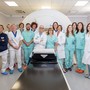 L'equipe di Radioterapia Oncologica davanti alla vecchia tomoterapia (al centro il dottor Munoz) L'equipe di Radioterapia Oncologica davanti alla vecchia tomoterapia (al centro il dottor Munoz)