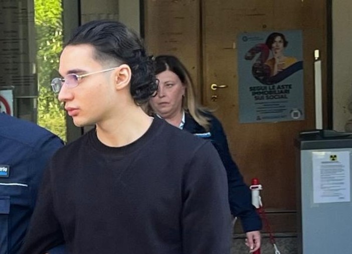 Teima Sohaib all'uscita del tribunale di Aosta