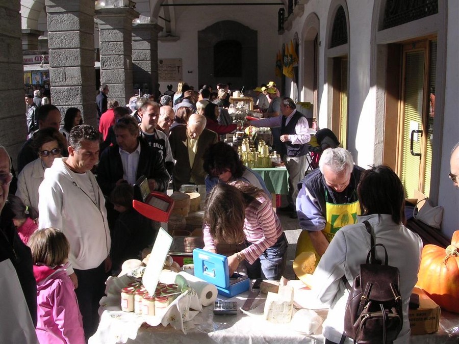 Lungo i portici del Municipio sono diverse le manifestazioni ludico-commerciali organizzate da artigiani e commercianti (foto d'archivio) Lungo i portici del Municipio sono diverse le manifestazioni ludico-commerciali organizzate da artigiani e commercianti (foto d'archivio)