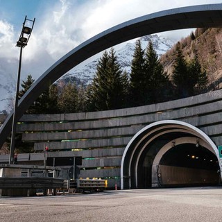 Guasto tecnico al traforo del Bianco, deviati al Frejus Tir e mezzi pesanti