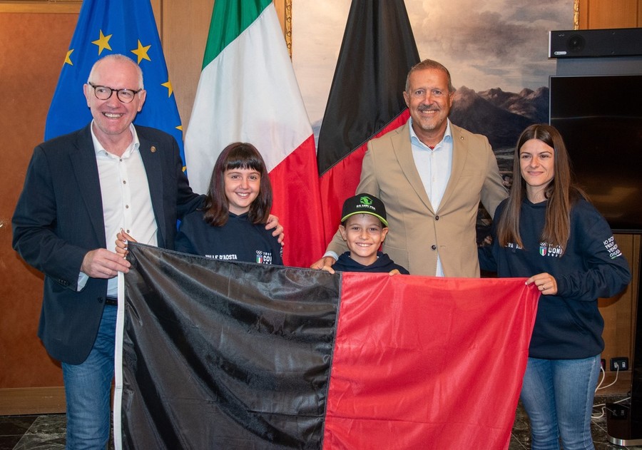 Il Presidente della Giunta, Renzo Testolin (a sn) con il presidente del Coni VdA, Jean Dondeynaz insieme ad alcuni giovanissimi atleti