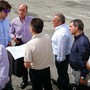 Augusto Rollandin (terzo da sn) nel 2015 insieme a tecnici regionali e delegati di Tesla all'Autoporto di Pollein