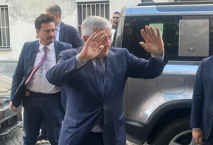 Antonio Tajani al suo arrivo al De la Ville