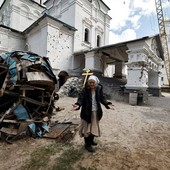 Una donna ucraina tra le macerie dopo un bombardamento (foto in esclusiva per Laprimalinea.it)