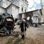 Una donna ucraina tra le macerie dopo un bombardamento (foto in esclusiva per Laprimalinea.it)