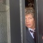 Un'usciera fa 'buona guardia' all'ingresso della saletta a Palazzo regionale durante una riunione urgente della maggioranza