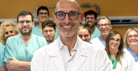 Il medico oculista Luca Ventre 'circondato' dalla sua équipe Il medico oculista Luca Ventre 'circondato' dalla sua équipe