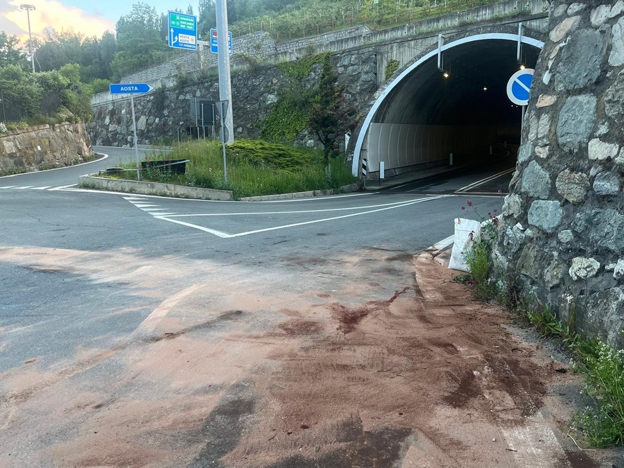 Gignod; auto esce di strada alla rotonda di Variney, un ferito
