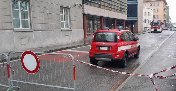 Pericolante la vetrata di una finestra, chiusa via Festaz lungo la Finaosta