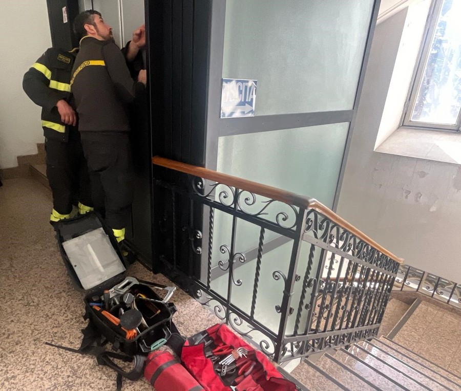 Un intervento emergenziale dei Vigili del fuoco durante uno dei tanti 'blocchi' dell'ascensore del tribunale aostano Un intervento emergenziale dei Vigili del fuoco durante uno dei tanti 'blocchi' dell'ascensore del tribunale aostano