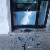 Aosta, 'spaccata' vandalica al palazzo della Regione in piazza Narbonne Aosta, 'spaccata' vandalica al palazzo della Regione in piazza Narbonne