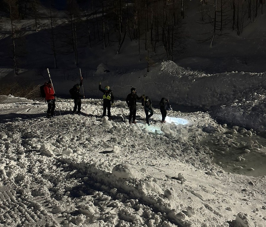 Maxi valanga sopra Gressoney; Sav, Forestale e Vigili del fuoco al lavoro