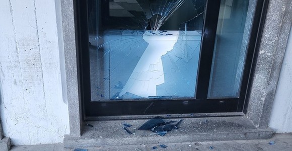 Aosta, 'spaccata' vandalica al palazzo della Regione in piazza Narbonne Aosta, 'spaccata' vandalica al palazzo della Regione in piazza Narbonne