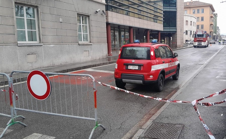 Pericolante la vetrata di una finestra, chiusa via Festaz lungo la Finaosta