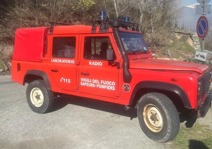 Vigili del fuoco e forestali in azione su incendio boschivo a Lillianes Vigili del fuoco e forestali in azione su incendio boschivo a Lillianes