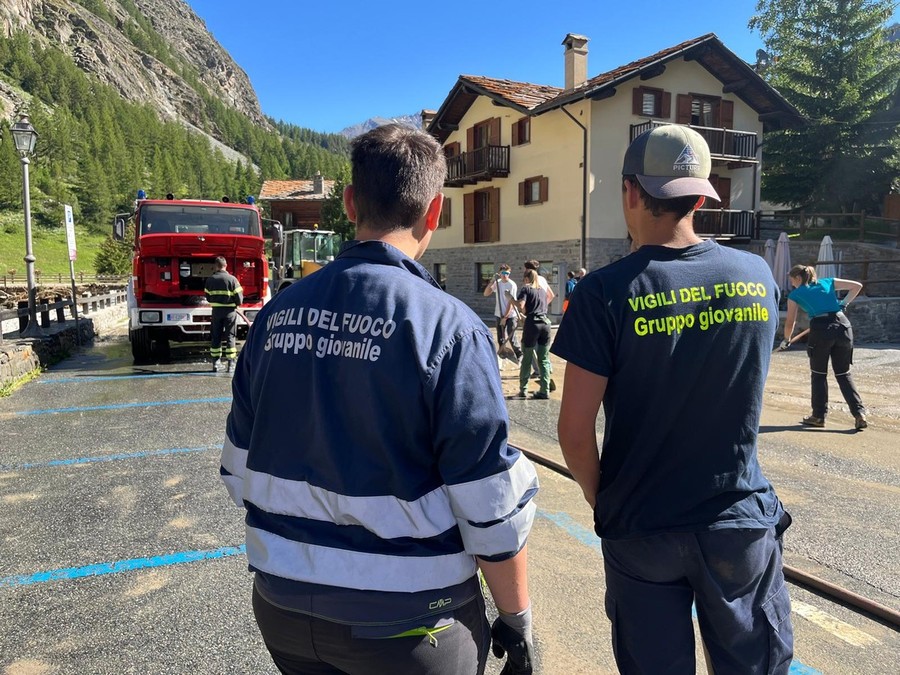 Dopo-alluvione, a Cogne il bell'esempio del Gruppo giovanile dei Vigili del fuoco Dopo-alluvione, a Cogne il bell'esempio del Gruppo giovanile dei Vigili del fuoco